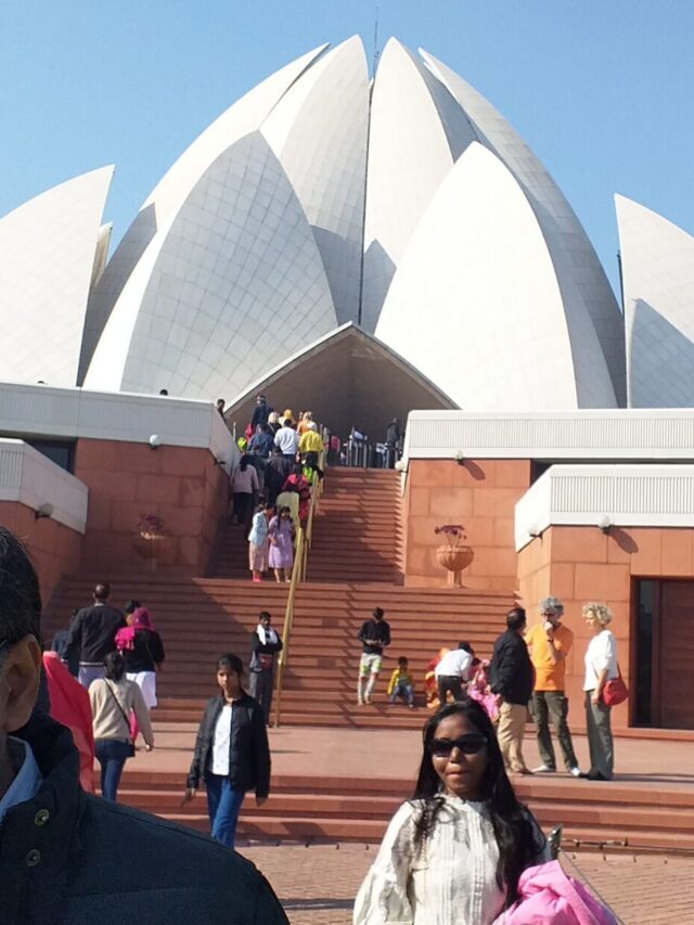 दिल्ली के खूबसूरत लोटस टेंपल (Lotus Temple) के रोचक तथ्य, आओ जाने:-