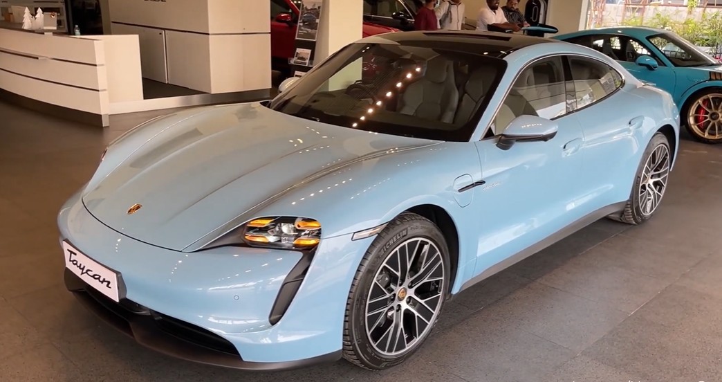 Porsche कंपनी ने लांच की अपनी दमदार सुपर लग्जरियस इलेक्ट्रिक कार  टॉप स्पीड रेंज और फीचर देखकर आप भी इस इलेक्ट्रिक कार के दीवाने हो जाएंगे :- 